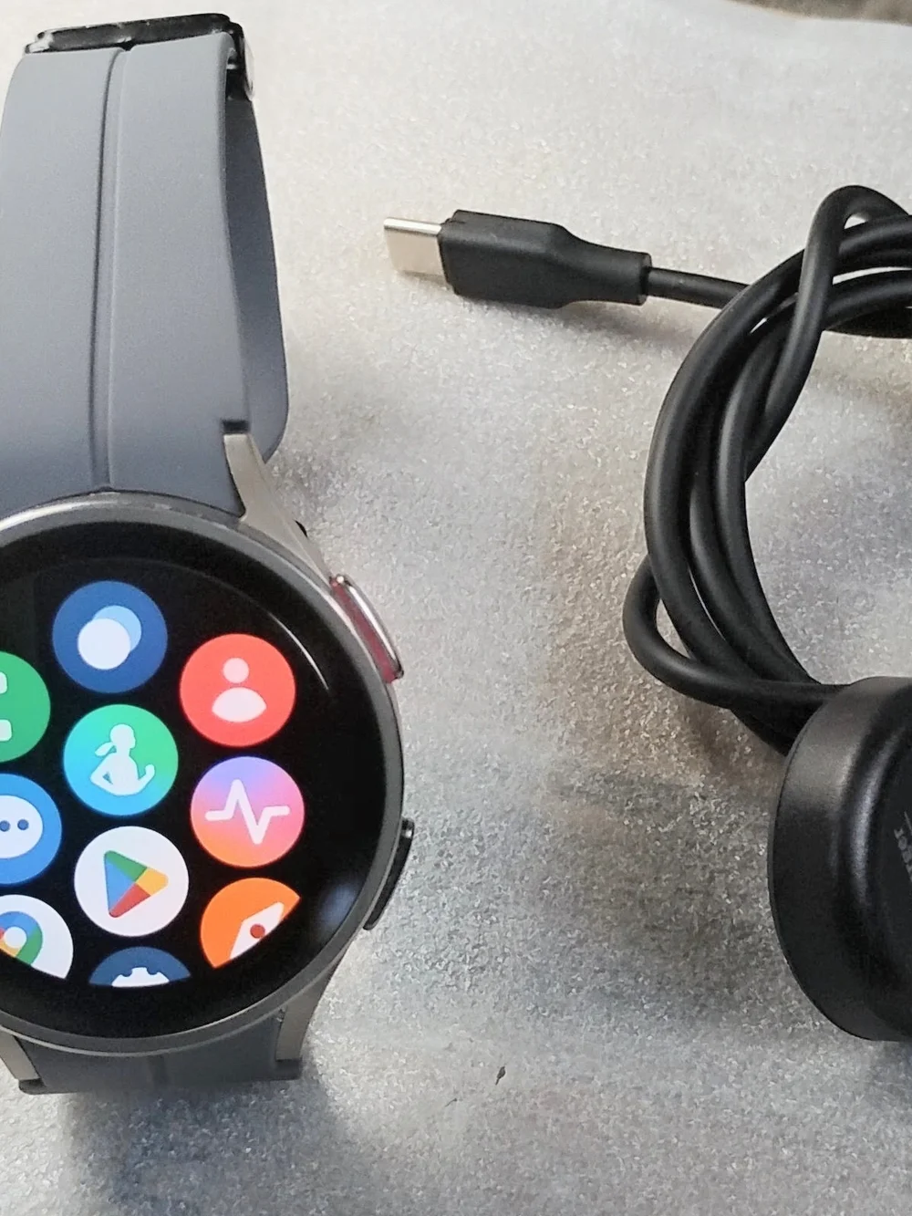 Samsung Galaxy Watch 5 Pro - Gray Silicone Band